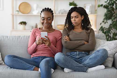 5 strategies help navigate friendship jealousy challenges